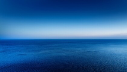 Fototapeta premium 深みのあるネイビーとミッドナイトブルーの混ざり合うグラデーション。