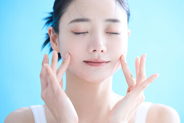 若い女性のヘルシーなスキンケアポートレート