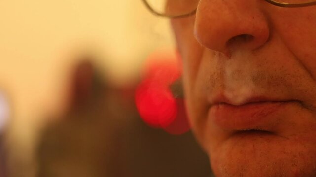 Hombre sacando humo por la boca, Espa&ntilde;a