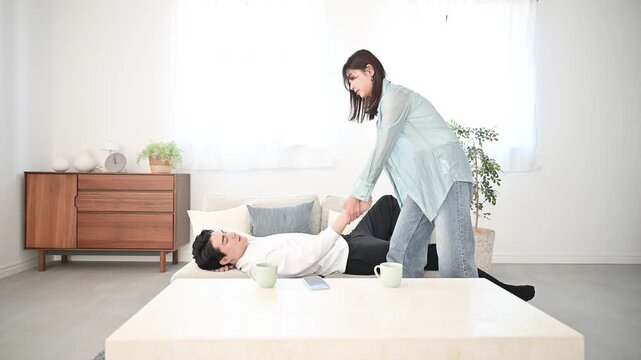 休日に旦那さんが寝てばかりで喧嘩になる夫婦の大変なイメージの動画　離婚やネガティブなイメージ