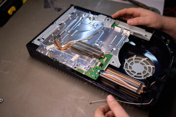 Obraz premium Skilled Hands Engaged in Repairing Electronic Devices Using a Variety of Specialized Tools