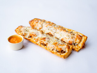 Zapiekana bagietka z serem, mięsem i sosem pomidorowym