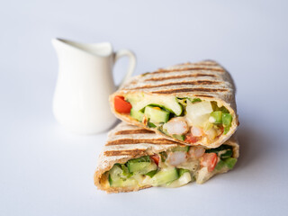 Grillowana tortilla z warzywami i krewetkami © lojak