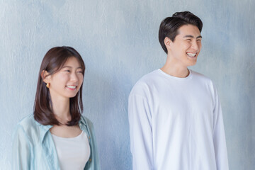 笑顔の夫婦・カップル（ブルーバック）