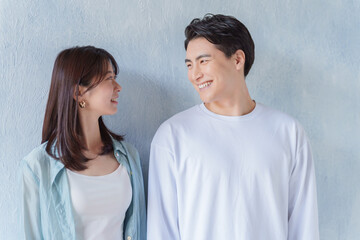 笑顔の夫婦・カップル（ブルーバック）