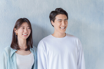 Obraz premium 笑顔の夫婦・カップル（ブルーバック）