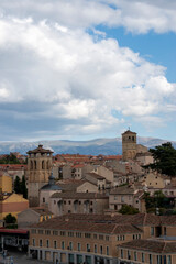 Obraz premium Segovia Skyline: Historic Charm and Mountains