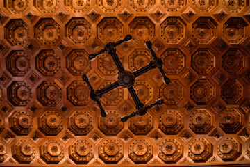 techo de madera marrón