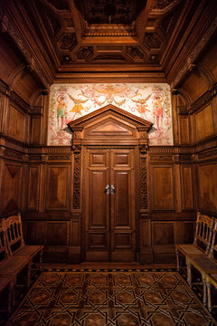 puerta de madera marr&oacute;n 