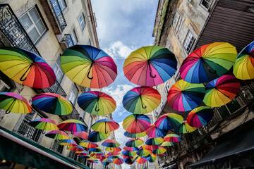 Pink street. Paraguas de colores. Lisboa