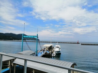 It says "Naruto" in Japanese. In the Naruto Strait, Tokushima Prefecture, Japan, the ocean creates swirling waves due to special tidal currents.