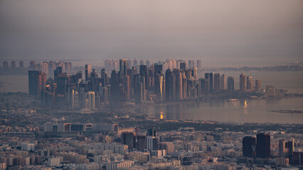 Nowoczesne miasto nad zatoką o zachodzie słońca – panorama drapaczy chmur  © lojak