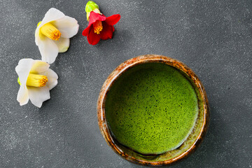 日本の茶道　茶碗と抹茶と美しい椿 　コピースペースあり　Japanese Tea Ceremony (Chado) : Tea bowl, matcha (green tea) and beautiful camellia, copy space available