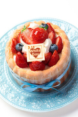 水色のリボンを飾られたホワイトデーケーキ