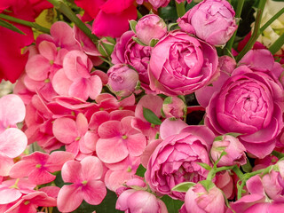 Obraz premium Fresh bouquet of pink roses and hydrangeas in modern floristic style 