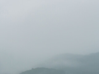 霧の掛かる山の樹々07