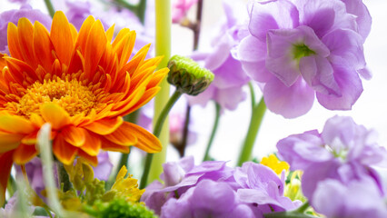 ガーベラと紫の花が際立つ春の花束