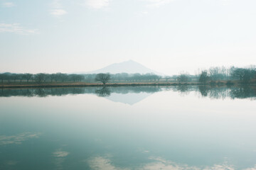 湖に反射するシンメトリーな山