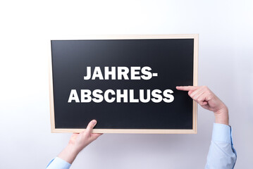 Arme halten Tafel auf der Jahresabschluss steht