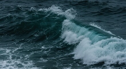 Naklejka premium Turbulent Ocean Waves Crashing on Rocky Shoreline Under Overcast Sky