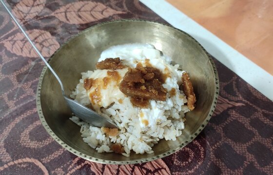 One of the essentials of an Assamese breakfast is a bowl of Doi-Chira. It is most commonly eaten during the Bihu Festival in Assam, India. 
