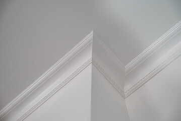 Des moulures et corniches décoratives élégantes ajoutant une finition sophistiquée aux intérieurs classiques et modernes. © Thomas