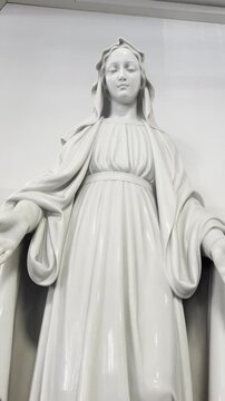 La virgen maria es la madre De Dios y aqui se ve hermosa como maria Reyna.