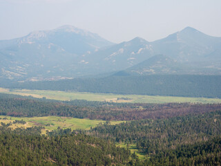 Obraz premium Colorful landscape of grass and Rocky Mountains.