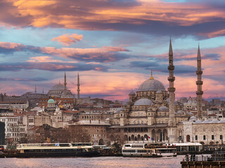 Obraz premium Scenic view of Istanbul's skyline at sunset, showcasing the historic mosque, elegant minarets, and a picturesque waterfront enriched by vibrant colors and cultural charm, Istanbul, Turkey