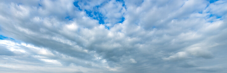 Obraz premium The sky is blue with a few clouds scattered throughout