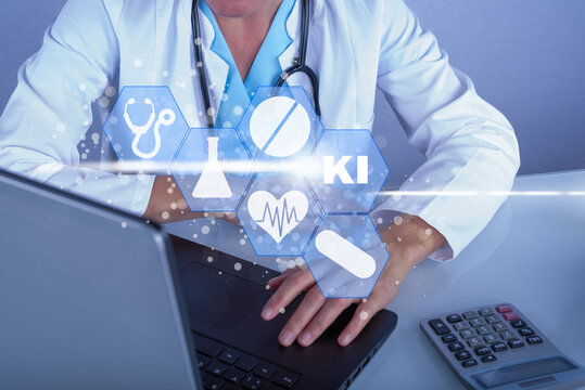 &Auml;rztin am Schreibtisch mit verschiedenen Symbolen zur medizinischen Diagnose und Forschung und dem Schlagwort KI f&uuml;r K&uuml;nstliche Intelligenz. Konzept KI unterst&uuml;tzt den Arzt in der Arztpraxis und Klini