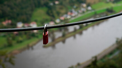 Saksońskie widoki na kłódkę szczęścia © rob