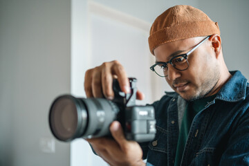 Professional man photographer working shooting woman model using digital camera and flash studio in studio on white background. photography concept.