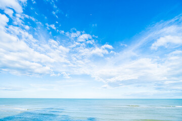 Obraz premium White cloud on blue sky and sea