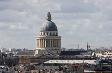 Fototapeta premium Vue aérienne des toits de Paris et du Panthéon. France