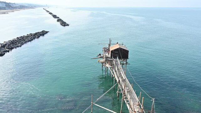 At the foot of the ancient village of Termoli, the Passeggiata dei Trabucchi winds its way, a stretch of coast from which it is possible to access the trabucchi, ancient fishing machines.