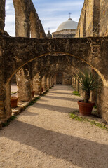 Obraz premium Repeating patterns of the roof supporting arches in Mission San Jose church near San Antonio, Texas