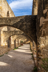 Obraz premium Repeating patterns of the roof supporting arches in Mission San Jose church near San Antonio, Texas