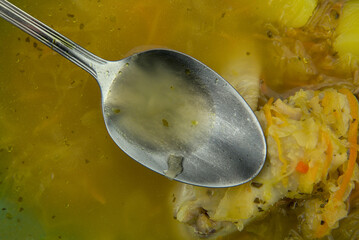 Zupa kwaśnica w misce z łyżką 