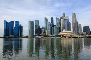 Fototapeta premium Singapore skyline panorama with skyscrapers of banks and offices at Marina Bay Financial Centre in the morning