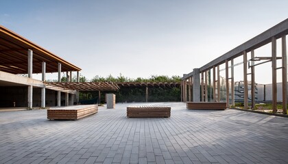 Espacio aislado con suelo de concreto al aire libre y bancas con un estilo moderno