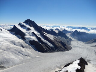 Das Finsteraarhorn M Darunter Der