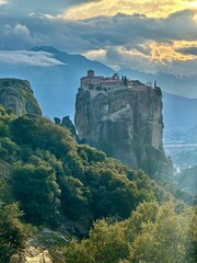 Obraz premium a view of monastery in meteory in greece at sunset