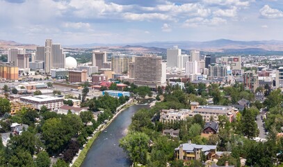 Plakat An aerial view of Reno, Nevada, USA, shows the Truckee River flowing through the city. The skyline features casinos and hotels, with mountains in the background.