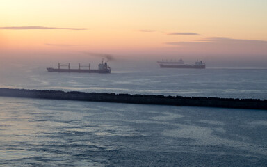 Obraz premium View of the Pacific Ocean in the harbor at sunrise; some ships are visible.