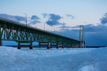 Obraz premium Ice buildup on the Mackinac Bridge, which connects Michigan’s Upper and Lower Peninsulas.