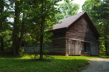 Obraz premium An old barn in the Smoky Mountains.
