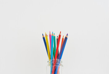 ガラスの瓶にカラフルな色鉛筆