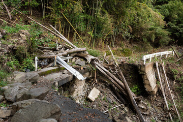 Obraz premium 土砂崩れして通行止めになった道