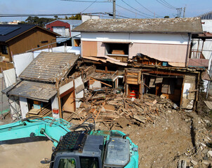 重機を使った空き家の解体　老朽化した木造住宅の解体風景　